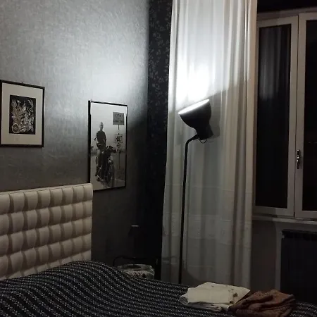 Stanza In Romantica Casa Romana ホームステイ